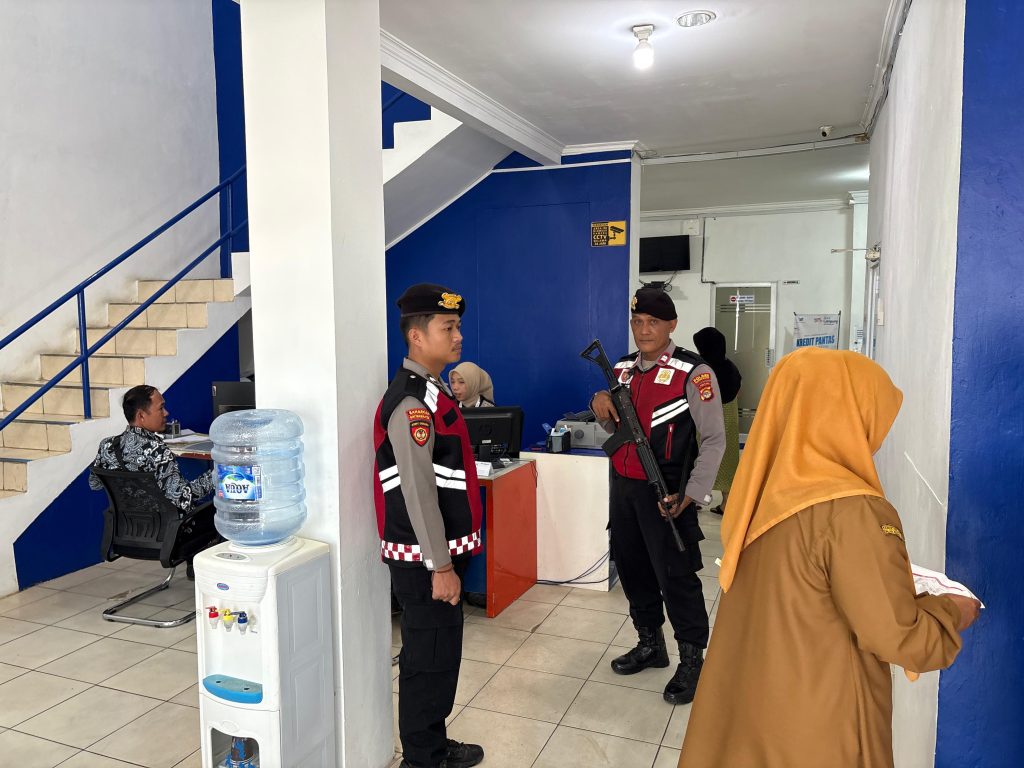 BERIKAN RASA AMAN KEPADA MASYARAKAT , SAT SAMAPTA LAKSANAKAN PENGAMANAN RUTIN DI BANK LAMPUNG