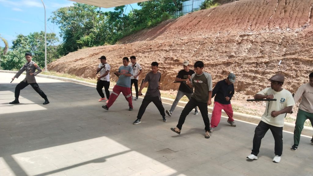 SAT BINMAS POLRES PESISIR BARAT LATIH FISIK SEMBILAN SATPAM RSUD KH. MUHAMMAD THOHIR KRUI