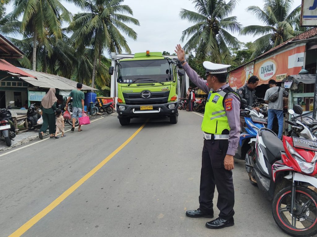 POLSEK PESISIR UTARA GELAR PENGAMANAN AKTIVITAS MASYARAKAT DI PASAR MELSOM