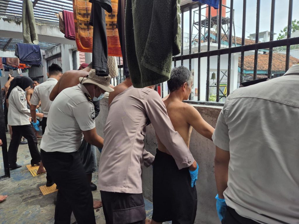 POLRES PESISIR BARAT BERSAMA RUTAN KELAS IIB KRUI GELAR RAZIA GABUNGAN DAN TES URINE