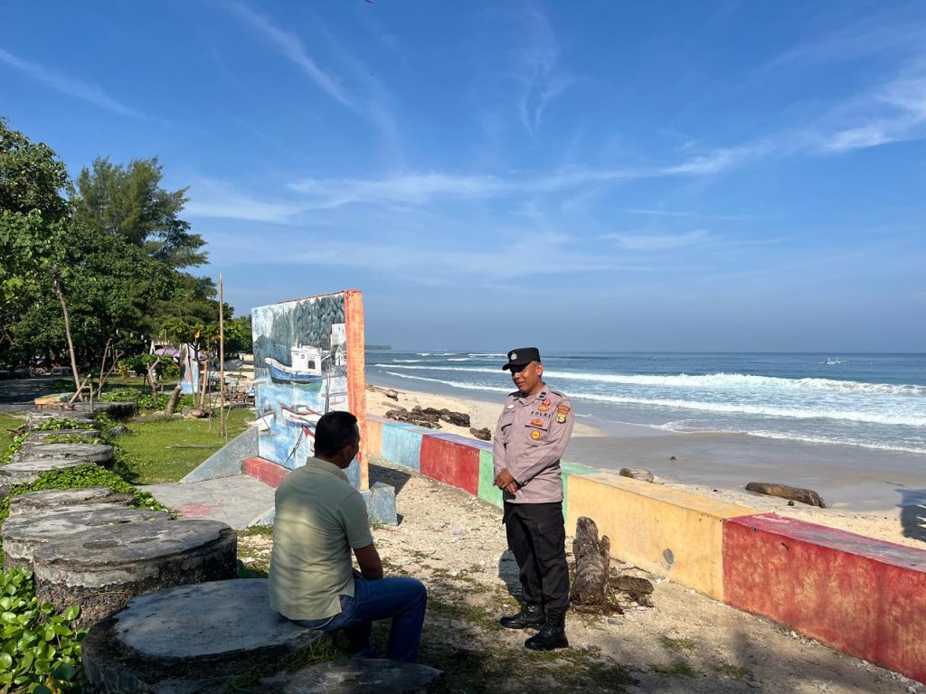 POLRES PESISIR BARAT BERIKAN IMBAUAN KESELAMATAN MELALUI PATROLI DIALOGIS DI PANTAI WISATA