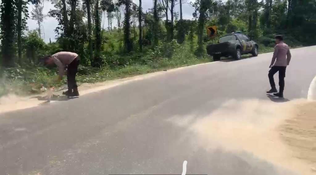 Peduli Keselamatan Pengendara, Polisi Bersihkan Pasir di Jalinsum Way Kanan
