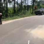 Peduli Keselamatan Pengendara, Polisi Bersihkan Pasir di Jalinsum Way Kanan