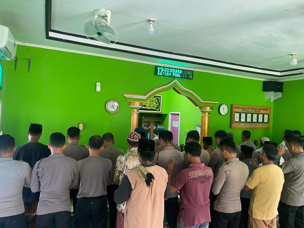 POLRES PESISIR BARAT LAKSANAKAN SHALAT GHAIB UNTUK ANGGOTA POLDA LAMPUNG YANG GUGUR DALAM TUGAS