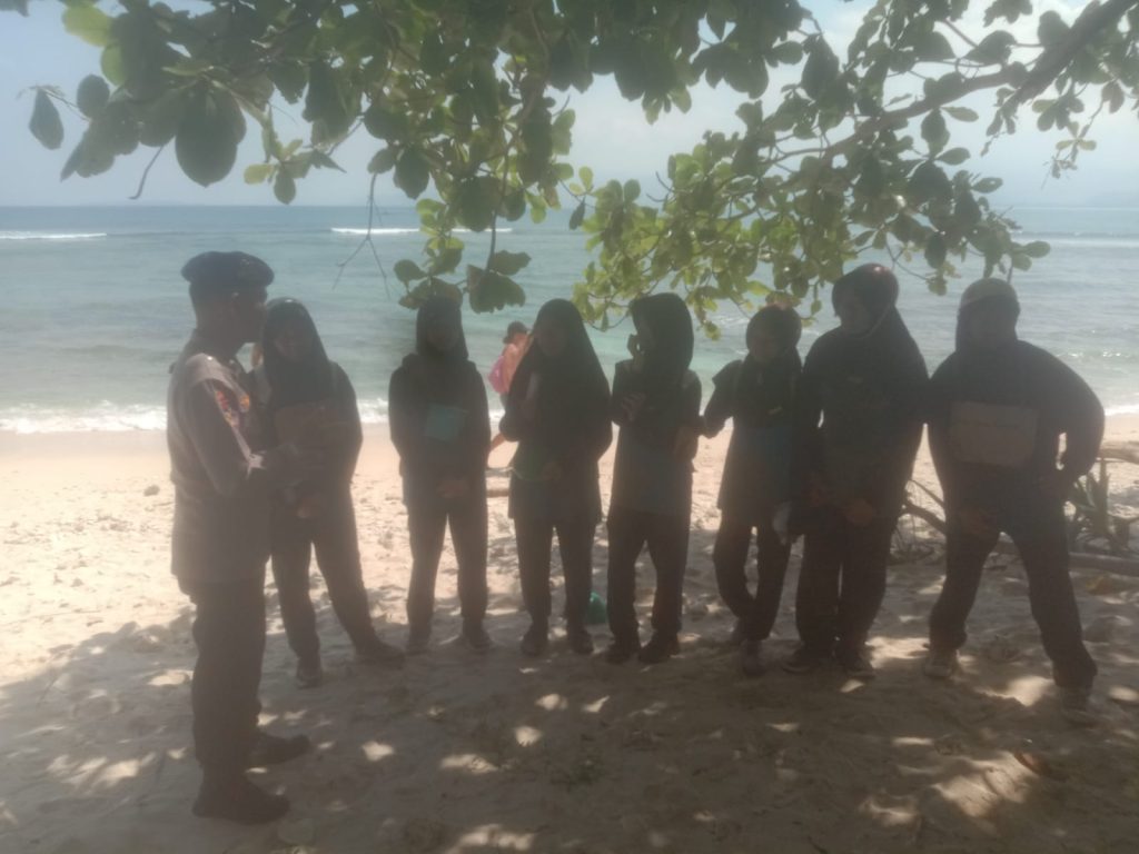 SAT POLAIRUD POLRES PESISIR BARAT BERIKAN IMBAUAN KESELAMATAN KEPADA PENGUNJUNG PANTAI 