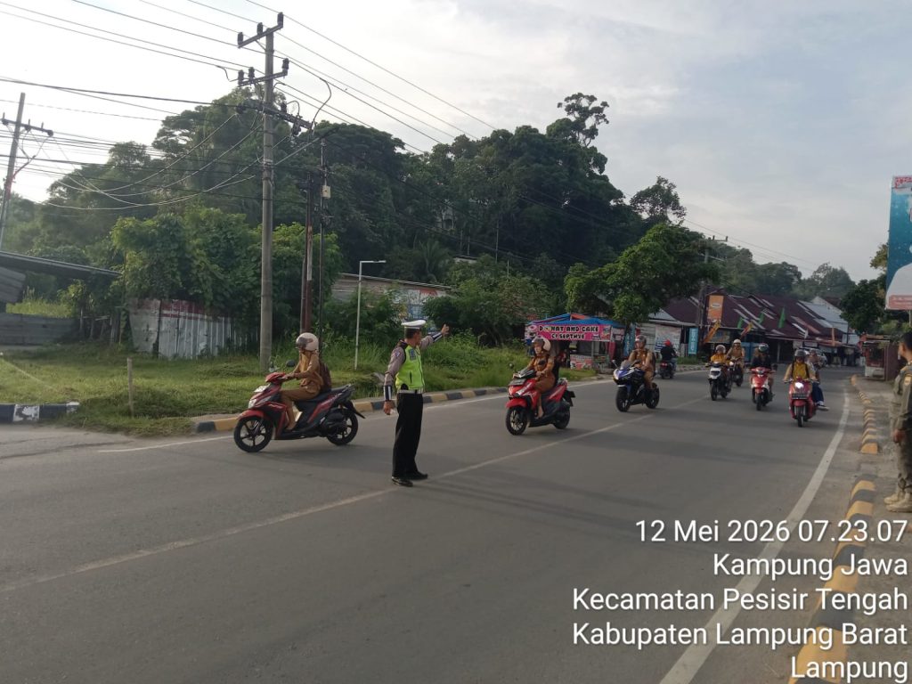UNTUK BANTU KELANCARAN AKTIVITAS, UNIT LANTAS POLSEK PESISIR TENGAH LAKUKAN PAM RAWAN PAGI