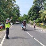 CEGAH TERJADINYA KEMACETAN POLSEK PESISIR UTARA HADIR LAKUKAN PENGATURAN LALU LINTAS 