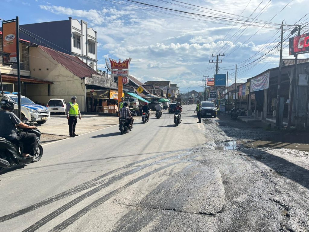 SORE DI HARI LIBUR, SATLANTAS POLRES PESISIR BARAT BERIKAN LAYANAN KEPADA MASYARAKAT