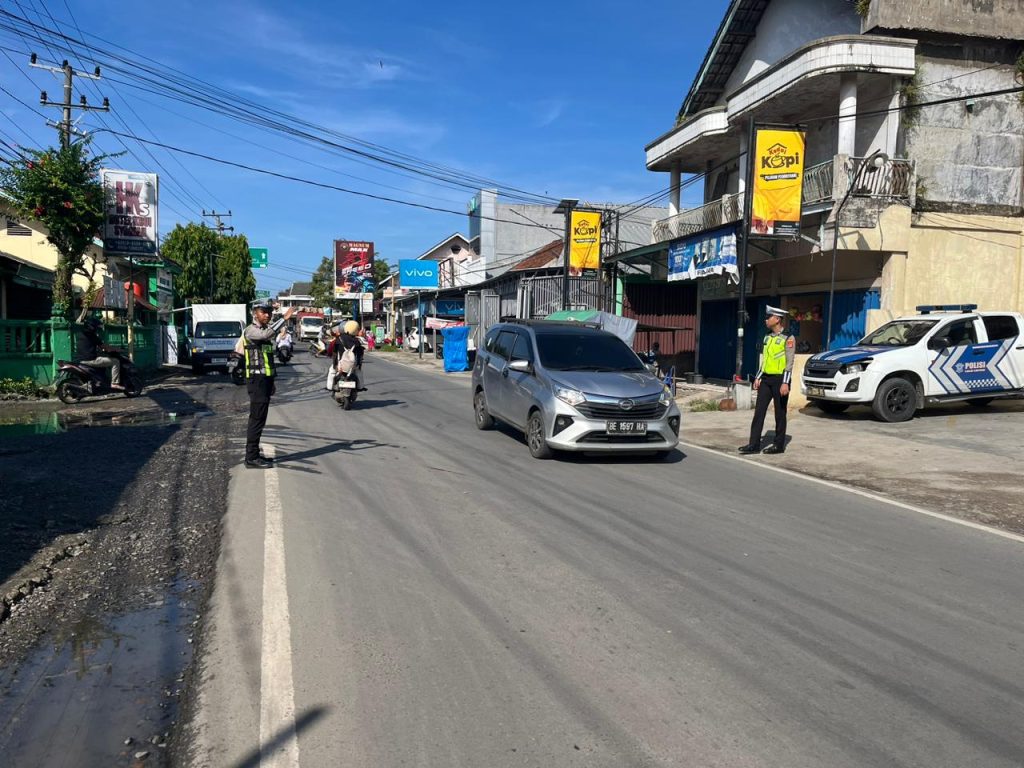 JAM RAWAN SIANG, SATLANTAS POLRES PESISIR BARAT GELAR PAM DAN GATUR LALIN