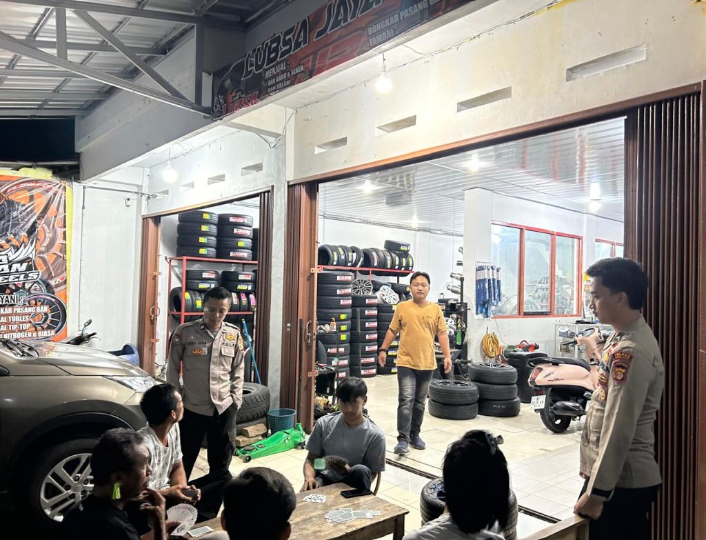 PERSONEL POLSEK PESISIR TENGAH MELAKSANAKAN PATROLI KRYD JAM RAWAN MALAM