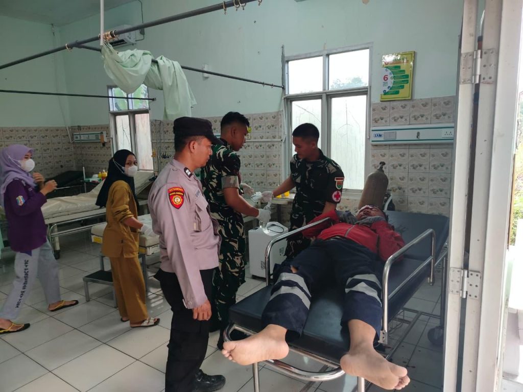 Respon Cepat Layanan 110, Polsek Way Tuba Evakuasi Pengendara Motor Alami Kecelakaan di Jalinsum Way Kanan