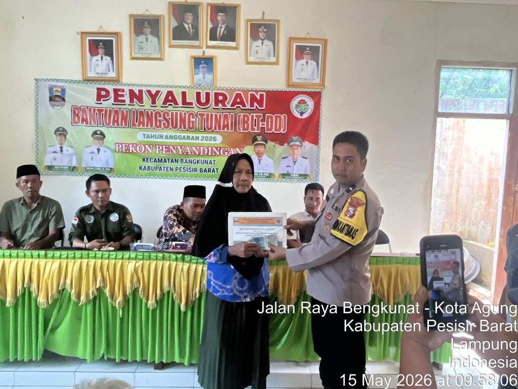 ANGGOTA BHABINKAMTIBMAS POLSEK NGARAS IKUT BERPERAN DALAM PEMBAGIAN BLT DD