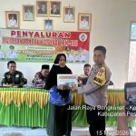 ANGGOTA BHABINKAMTIBMAS POLSEK NGARAS IKUT BERPERAN DALAM PEMBAGIAN BLT DD