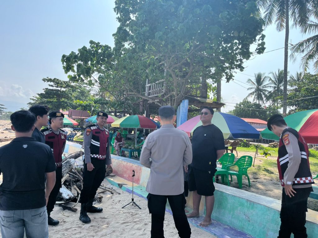 POLRES PESISIR BARAT BERIKAN IMBAUAN KESELAMATAN KEPADA WISATAWAN DI PANTAI LABUHAN JUKUNG