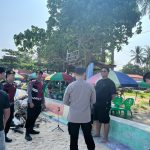 POLRES PESISIR BARAT BERIKAN IMBAUAN KESELAMATAN KEPADA WISATAWAN DI PANTAI LABUHAN JUKUNG