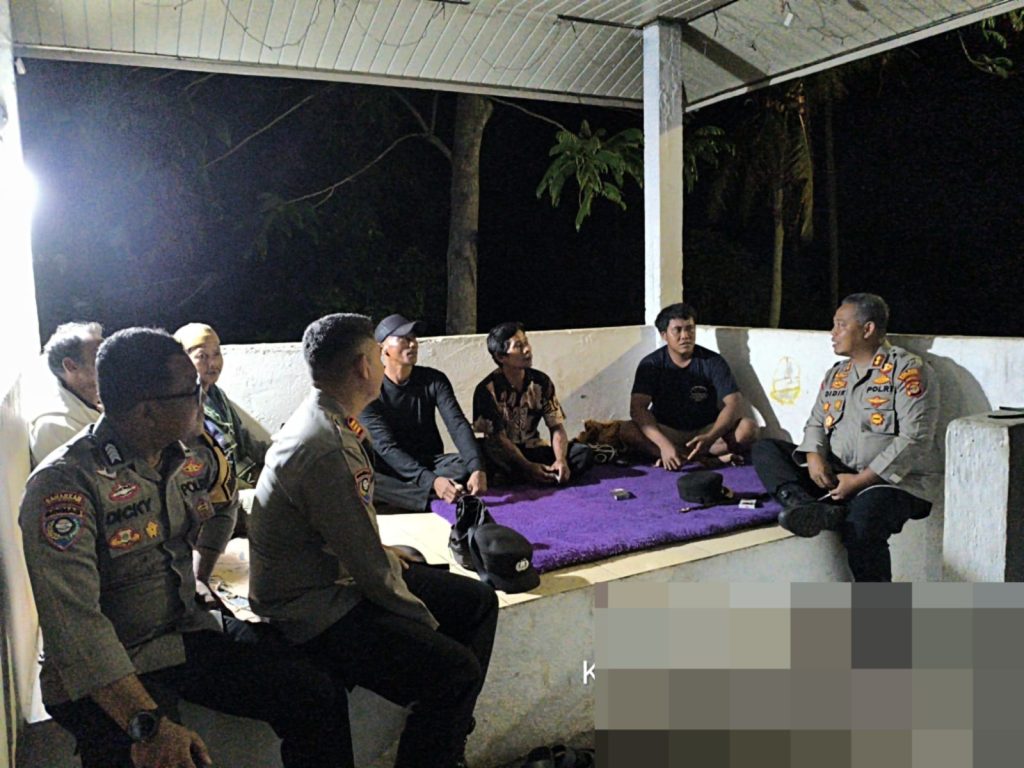 Kapolres Way Kanan Sambangi Warga Kampung Sriwijaya di Pos Ronda