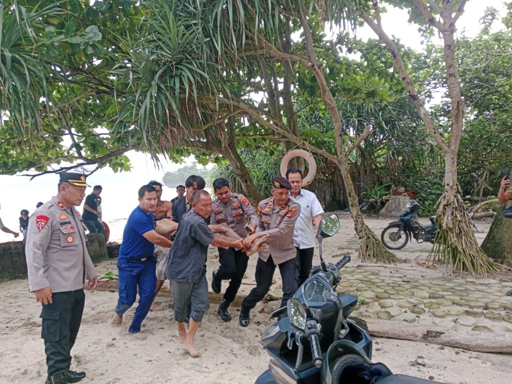 Gerak Cepat Polres Pesisir Barat Evakuasi Dua Korban Tenggelam di Pantai Labuhan Jukung