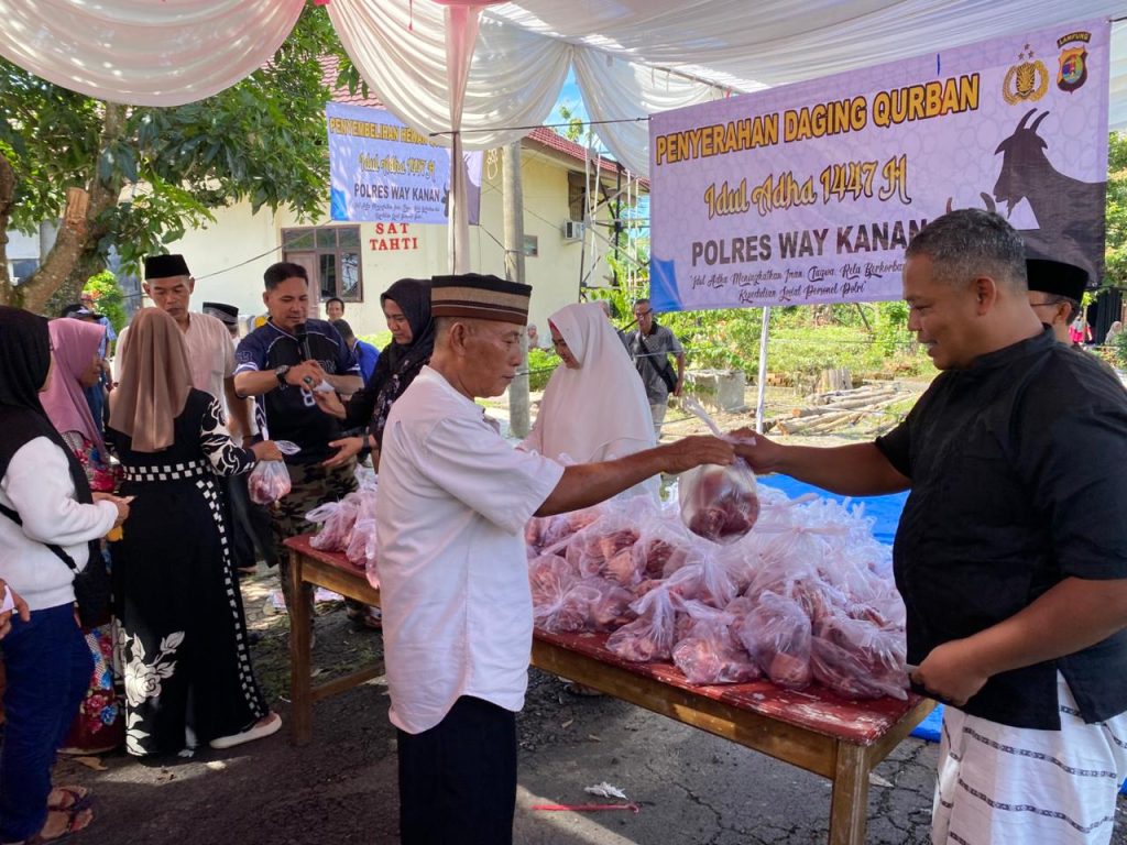 Idul Adha 1447 H, Polres Way Kanan Salurkan Daging Qurban ke Warga