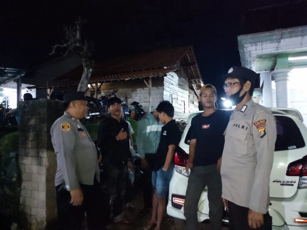YAKINKAN SITUASI KONDUSIF, PERSONEL POLSEK NGARAS POLRES PESISIR BARAT LAKSANAKAN PATROLI KRYD