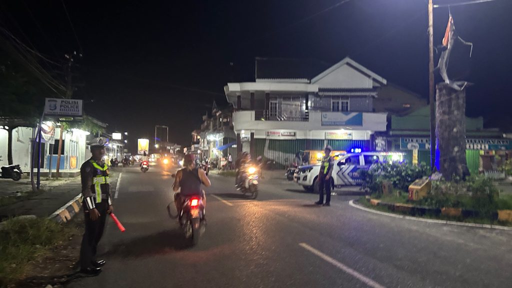 SATLANTAS POLRES PESISIR BARAT SAPA MASYARAKAT DI SELA GIAT PATROLI BLUE LIGHT