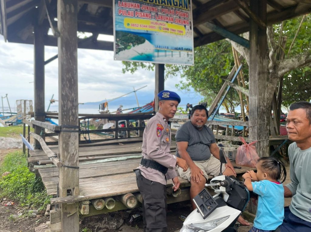 ANGGOTA SATPOLAIRUD POLRES PESISIR BARAT LAKSANAKAN BINMAS AIR KEPADA NELAYAN DI PANTAI LABUHAN JUKUNG