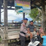ANGGOTA SATPOLAIRUD POLRES PESISIR BARAT LAKSANAKAN BINMAS AIR KEPADA NELAYAN DI PANTAI LABUHAN JUKUNG