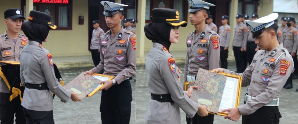 KAPOLRES PESISIR BARAT BERIKAN PENGHARGAAN KEPADA DUA ANGGOTANYA ATAS AKSI PENYELAMATAN BALITA TENGGELAM
