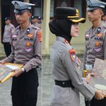 KAPOLRES PESISIR BARAT BERIKAN PENGHARGAAN KEPADA DUA ANGGOTANYA ATAS AKSI PENYELAMATAN BALITA TENGGELAM
