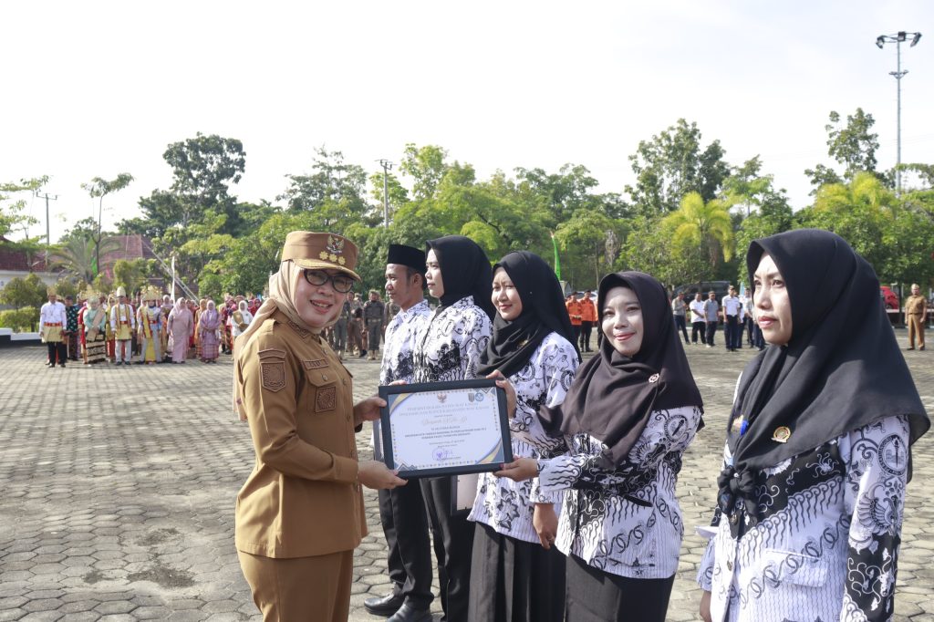 Hardiknas 2026, Bupati Ayu Asalasiyah Beri Penghargaan GTK Nasional