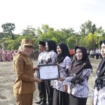 Hardiknas 2026, Bupati Ayu Asalasiyah Beri Penghargaan GTK Nasional