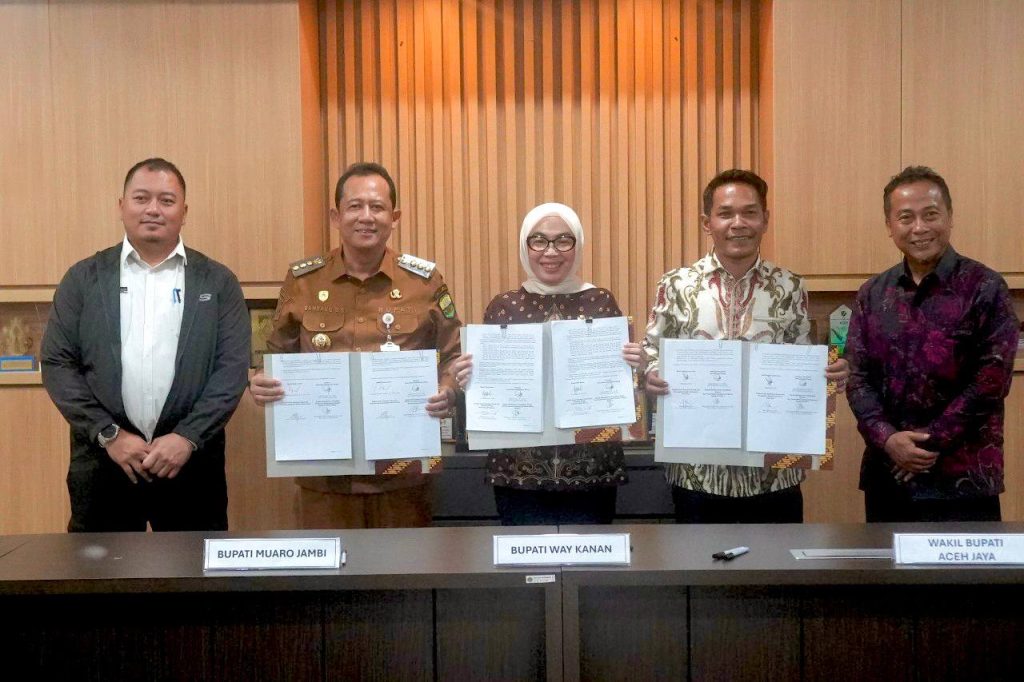Dukung Revisi RTRW dan RDTR, Bupati Way Kanan Tandatangani Berita Acara Verifikasi IPPR