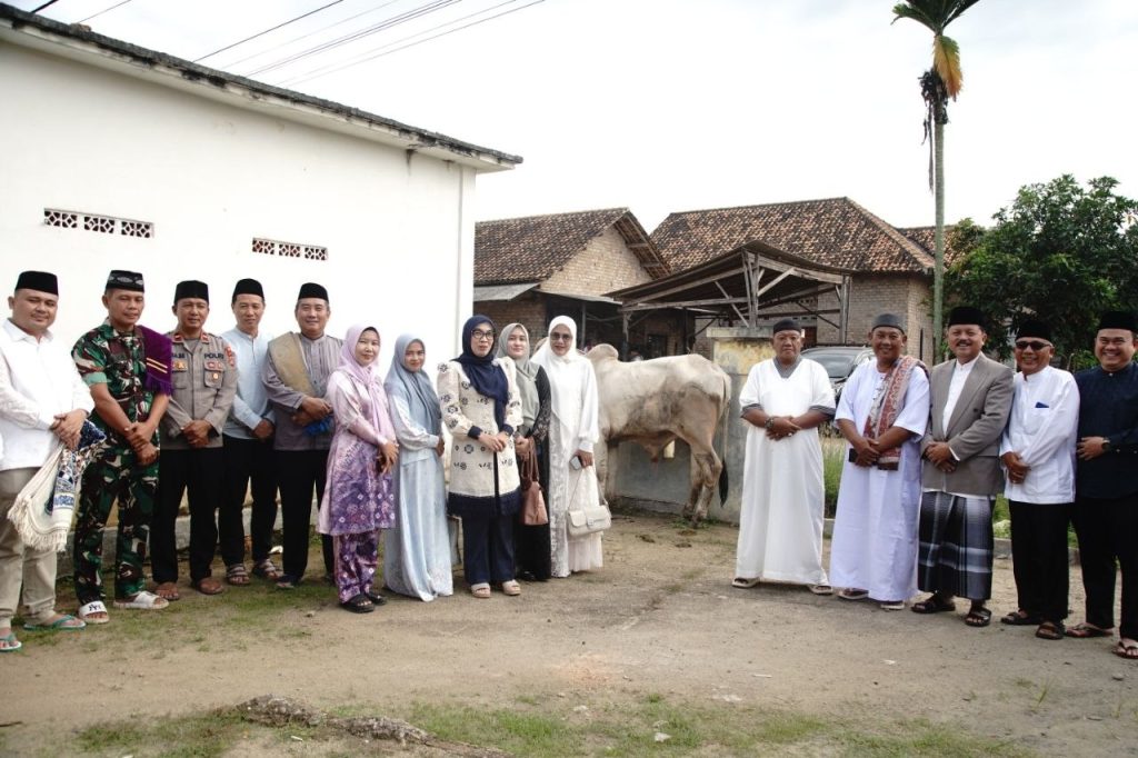 Bupati Ayu Asalasiyah  Sholat Idul Adha di Masjid Al-Ikhlas Kampung Tanjung Dalom