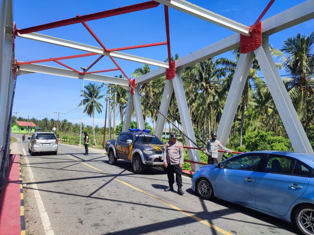 Gerak Cepat Polsek Ngaras Atur Lalu Lintas dan Pasang Rambu di Jembatan Way Tembulih yang Amblas