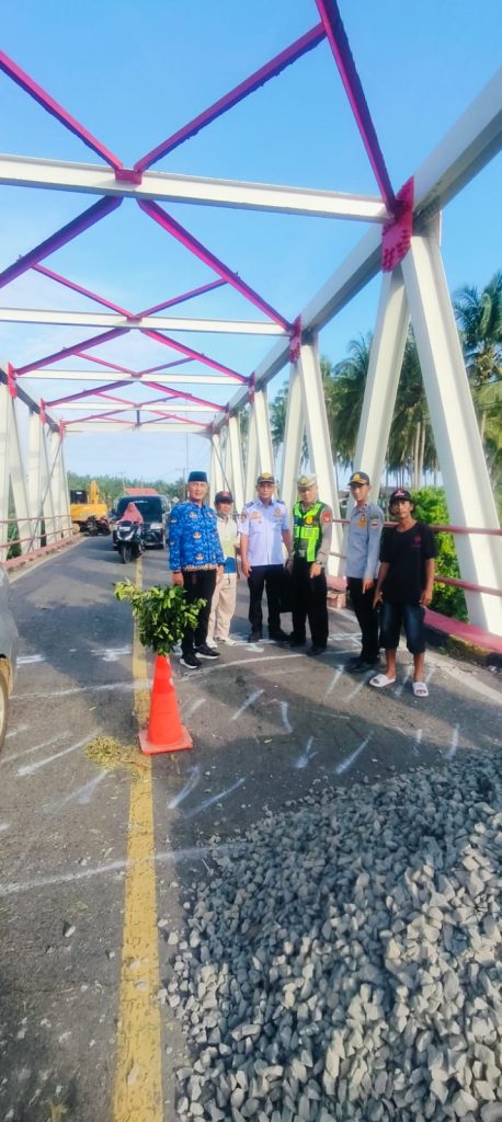 Kurangi Risiko Kecelakaan, Satlantas dan Jajaran Pekon Pasang Banner Keselamatan di Jembatan Way Tembulih