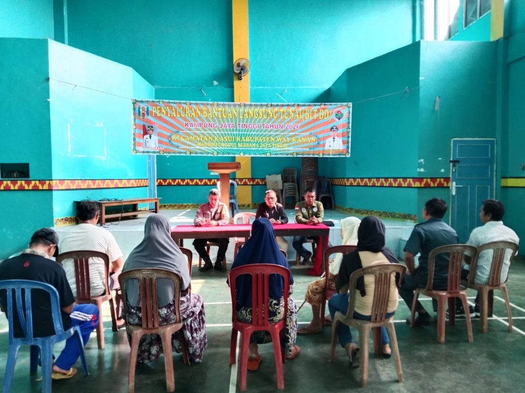 Polsek Kasui Monitoring Penyaluran BLT di Balai Kampung Jaya Tinggi
