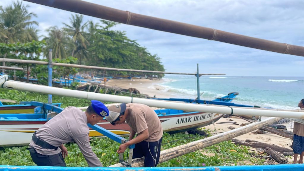 ANGGOTA SATPOLAIRUD POLRES PESISIR BARAT LAKSANAKAN BINMAS AIR DI PANTAI LABUHAN JUKUNG KRUI