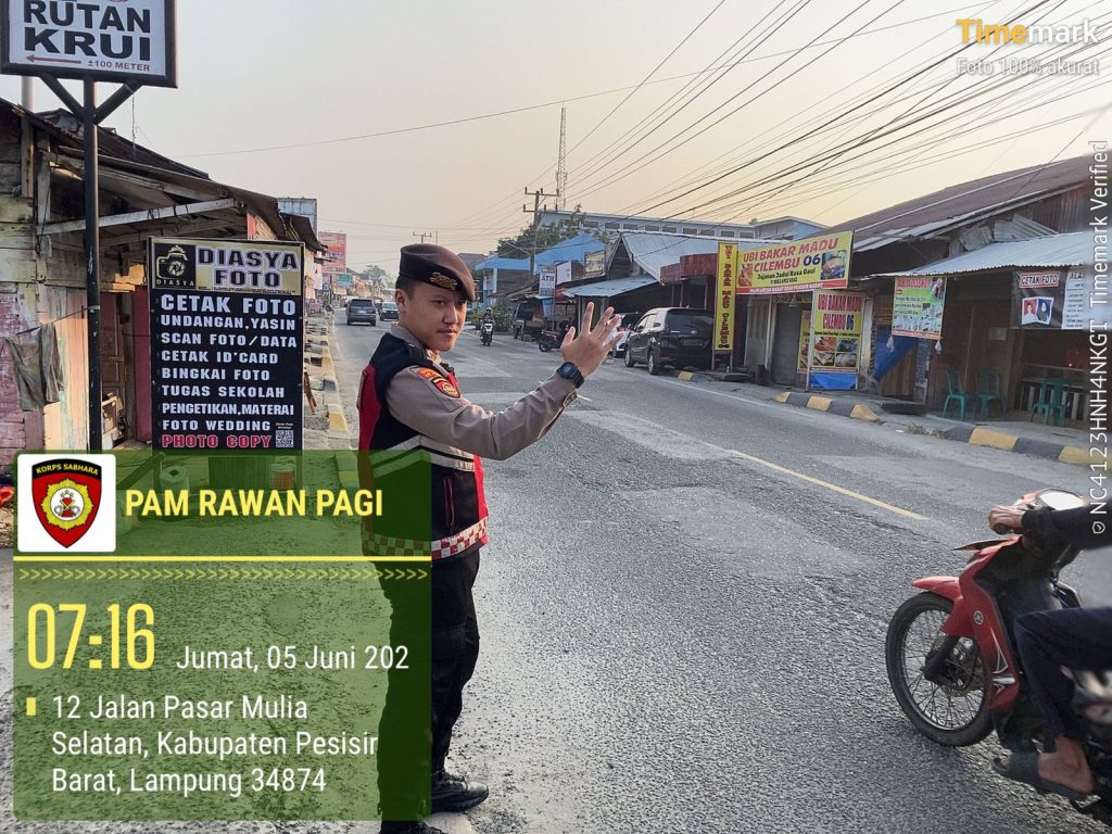 Cegah kepadatan kendaraan pagi hari, Sat Samapta Polres Pesisir Barat Hadir Lakukan Pengaturan lalu lintas 