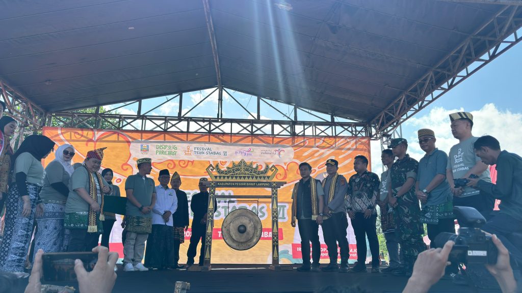 WAKAPOLRES PESISIR BARAT HADIRI PEMBUKAAN FESTIVAL TELUK STABAS 2026