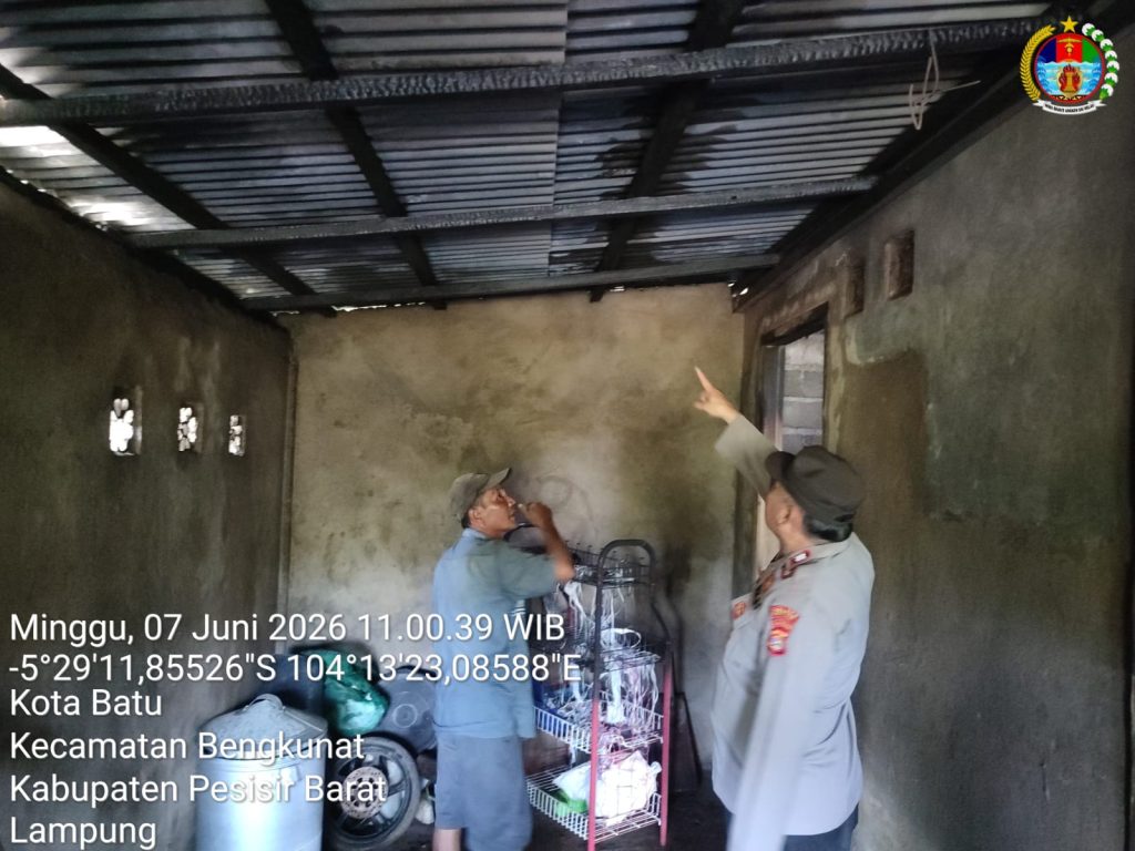 Polsek Ngaras Tangani Kebakaran Rumah Warga di Pekon Padang Dalam