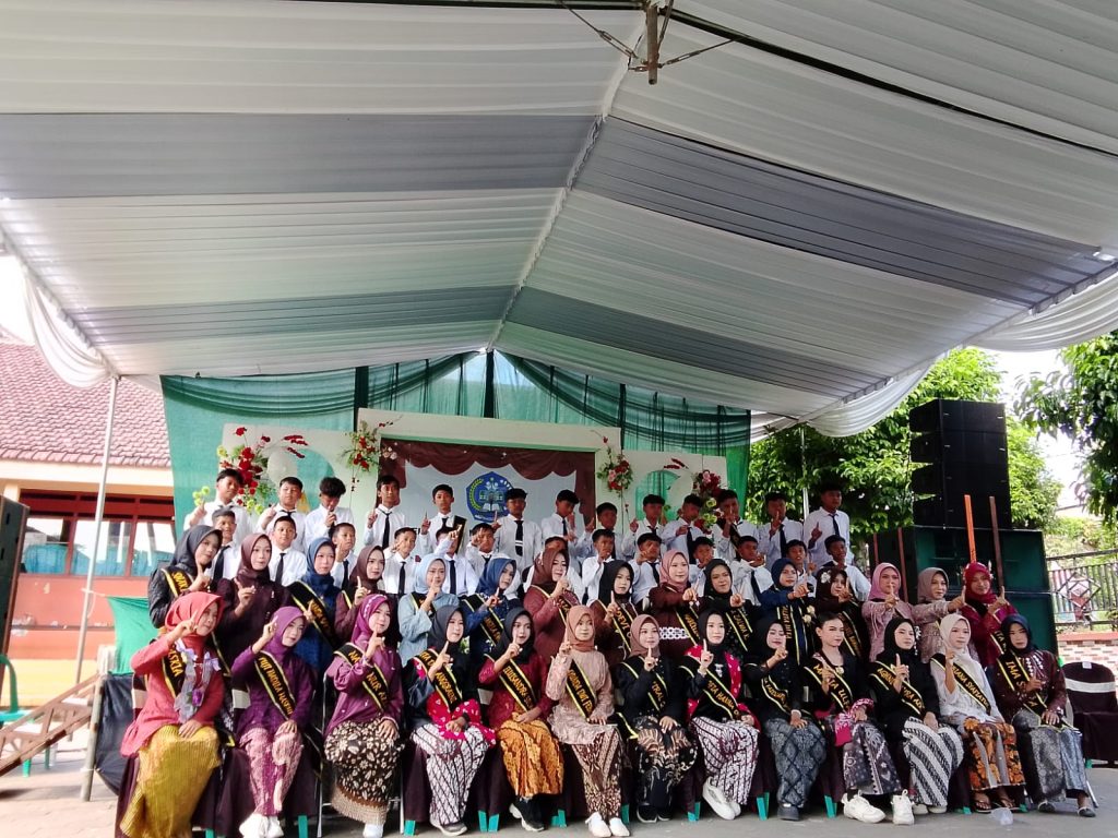 Meriah Lepas Pisah SDN Gambirono 01, Siswa Tampil Anggun dengan Busana Adat