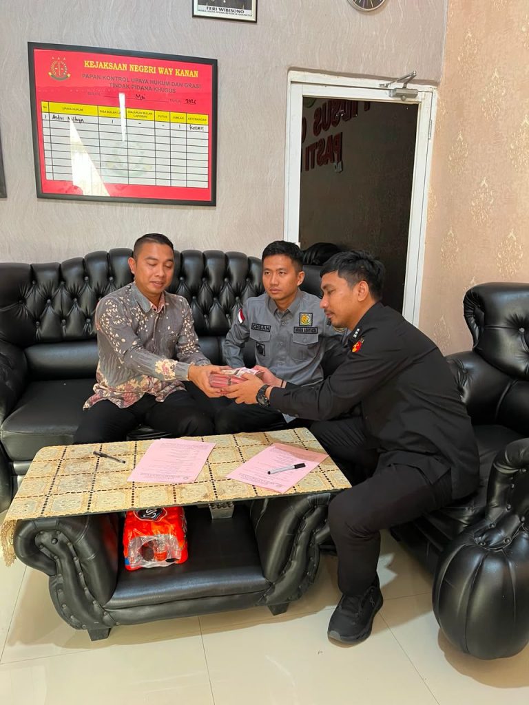 Kejari Way Kanan Terima Pembayaran Denda Rp 100 Juta dari Dua Terpidana Kasus Korupsi SPAM