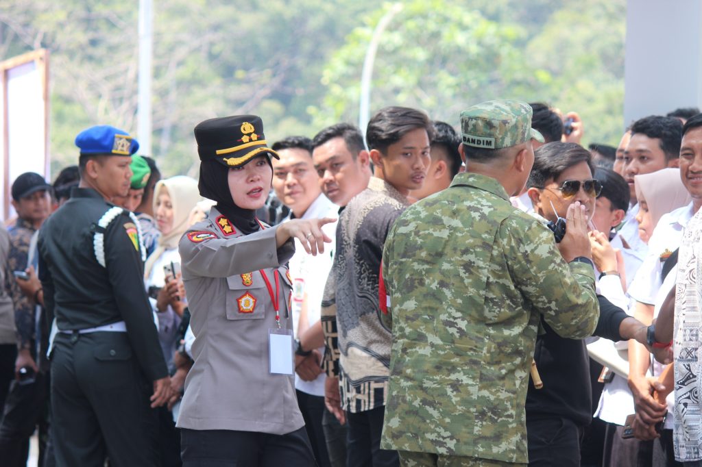 KAPOLRES PESISIR BARAT PIMPIN PENGAMANAN VVIP SAAT KUNJUNGAN PRESIDEN RI DI KABUPATEN PESISIR BARAT