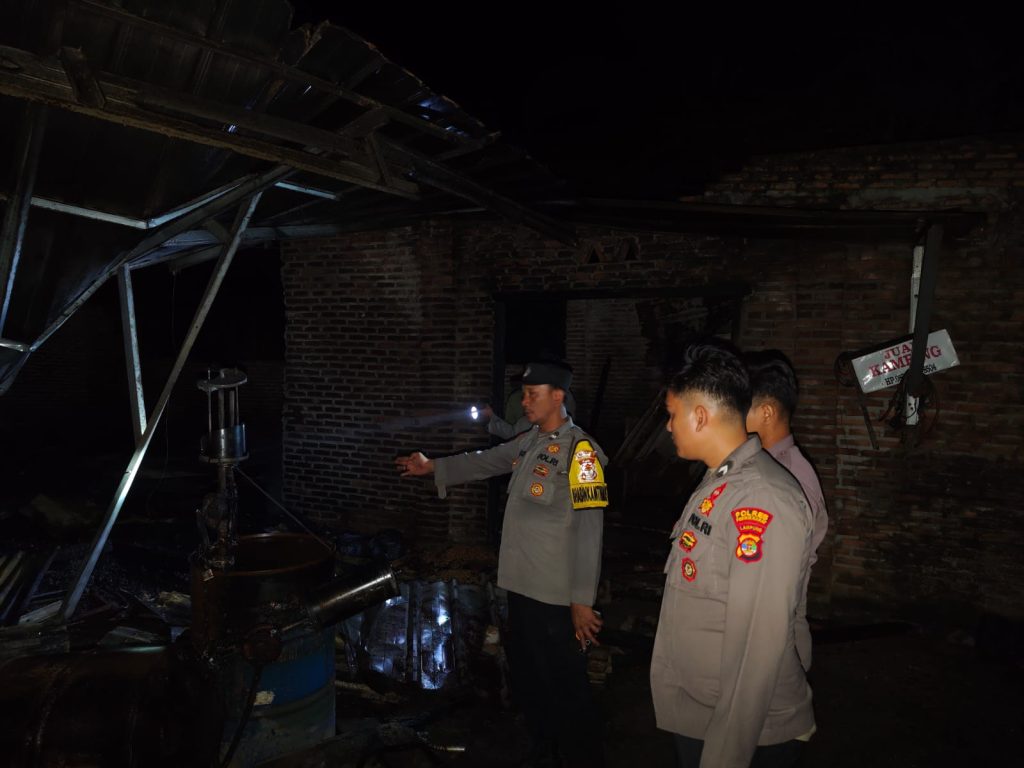 POLSEK PESISIR SELATAN POLRES PESISIR BARAT TANGGAP TANGANI KEBAKARAN RUMAH WARGA