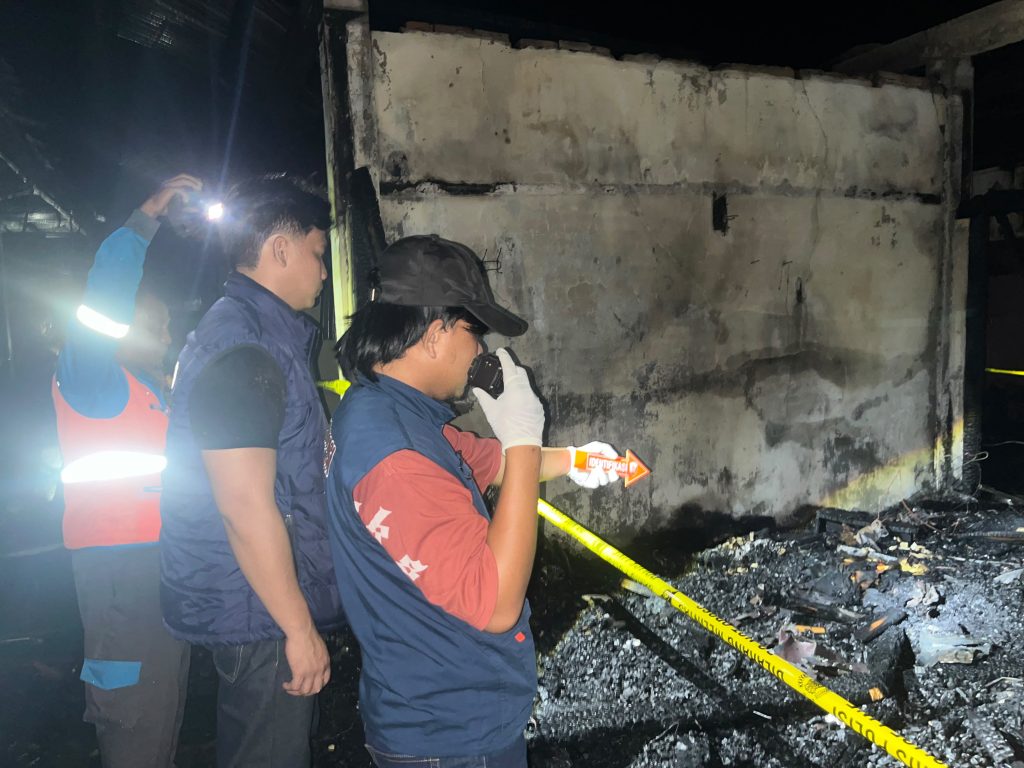 TIM GABUNGAN POLRES PESISIR BARAT BANTU TANGANI KEBAKARAN 12 KIOS DI PASAR KRUI