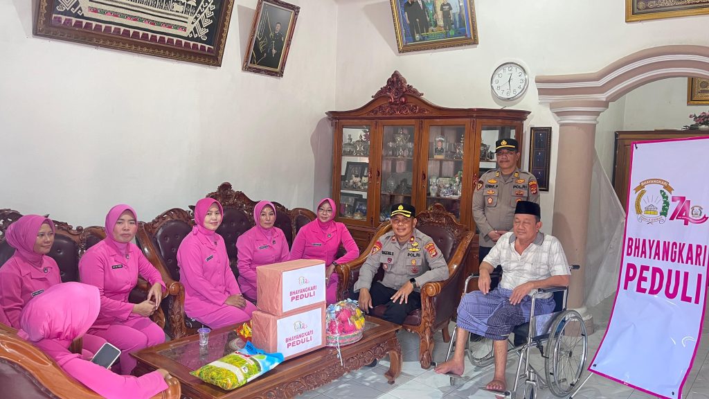 SAMBUT HUT BHAYANGKARA KE ~ 80, POLRES PESISIR BARAT MELAKSANAKAN ANJANGSANA DAN BAKTI SOSIAL