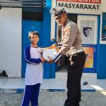 “POLISI MENYAPA” SATLANTAS POLRES PESISIR BARAT BAGIKAN SERAGAM DAN BAJU OLAHRAGA POLISI CILIK