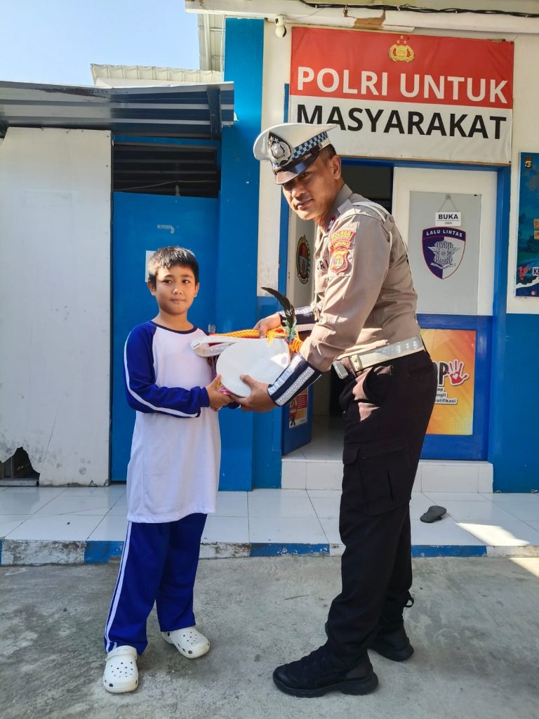 “POLISI MENYAPA” SATLANTAS POLRES PESISIR BARAT BAGIKAN SERAGAM DAN BAJU OLAHRAGA POLISI CILIK