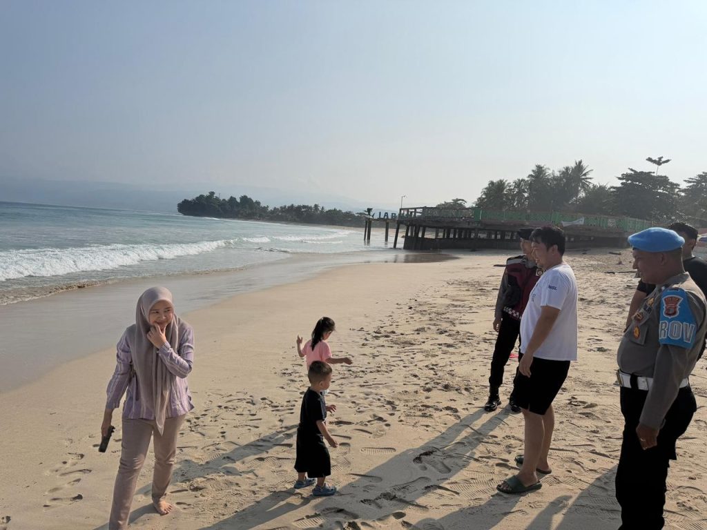ANTISIPASI KECELAKAAN LAUT DI HARI LIBUR, POLRES PESISIR BARAT GELAR PATROLI KRYD DI PANTAI LABUHAN JUKUNG