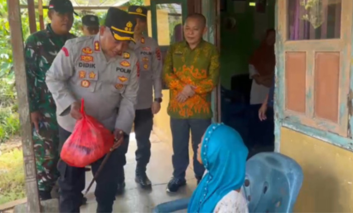 Hari Bhayangkara ke 80, Kapolres Salurkan Bansos Kepada Warga Lansia di Sriwijaya