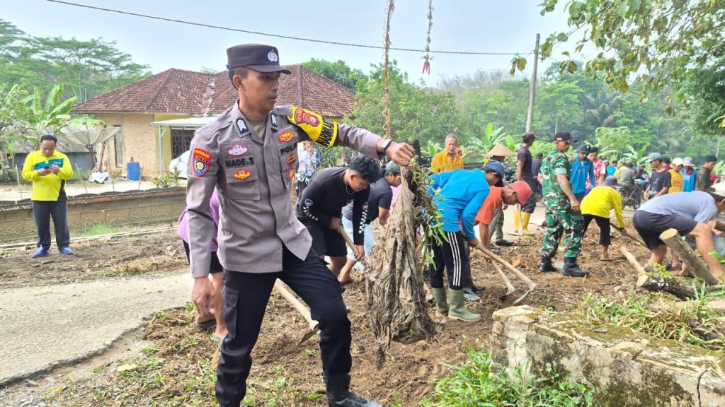 Sinergi TNI-Polri dan Pemkab Way Kanan Gelar Gotong Royong Perbaiki Jalan Rusak di Banjit